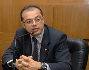 Dr .Alexandre de Oliveira Alcântara,Promotor de Justiça - Ministério Público do Estado do Ceará (17ª Promotoria de Justiça Cível - Núcleo do Idoso e Pessoa com Deficiência),Especialista em Gerontologia pela Sociedade Brasileira de Geriatria e Gerontologia-SBGG, Rio de Janeiro(2012).