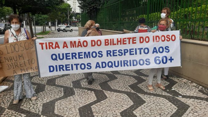 Manifestação de Idosos na frente da Câmara Municipal de São Paulo, durante a posse do Prefeito Bruno Covas, no primeiro dia de 2021
