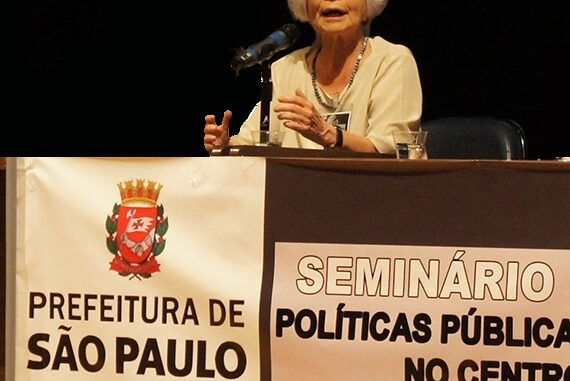 Prof.ª Maria Antonieta Guerreiro em palestra no 1º Seminário de Políticas Públicas do Centro da Capital, que originou o Fórum Centro. Foto: jornal3idade.com.br