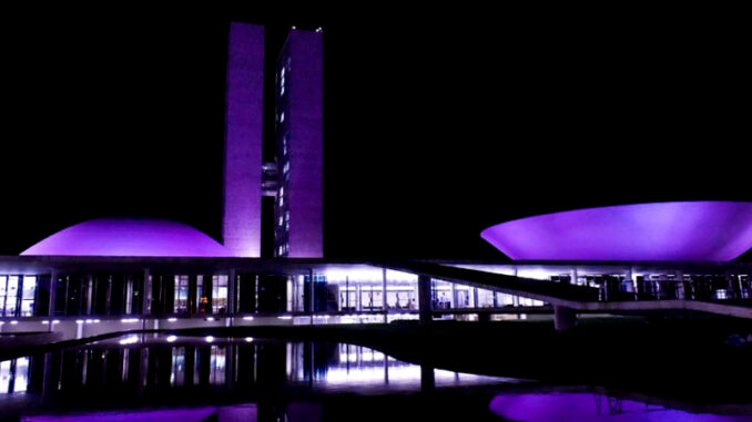 Congresso iluminado de roxo