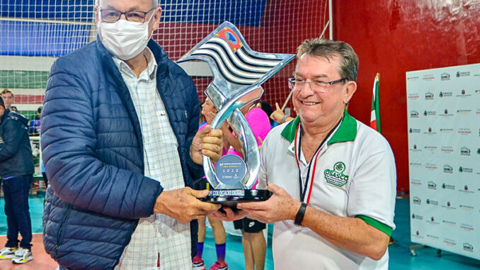 Osasco recebendo troféu de 3ª lugar no JOMI 2022