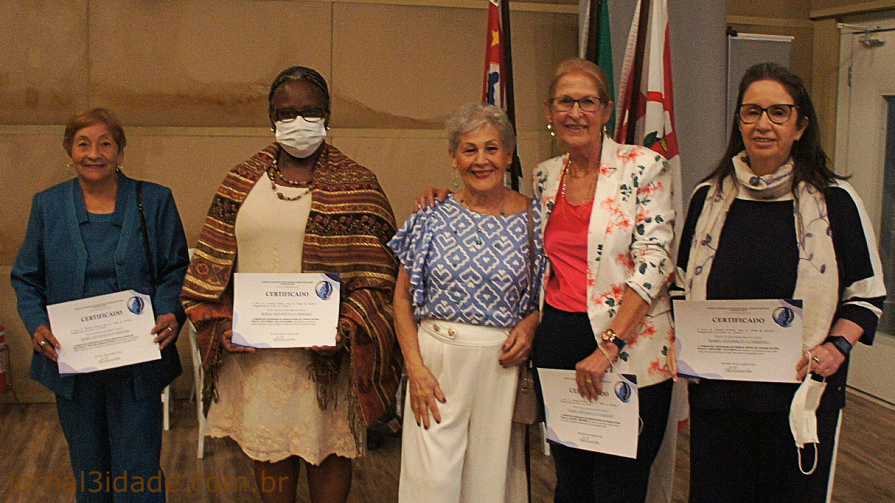 Entrega do título Reconhecimento Social Maria Antonieta Guerriero.