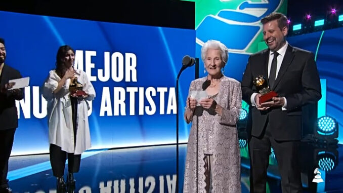 Angela Alvarez ganha o Prêmio Grammy Latino 2022, aos 95 anos