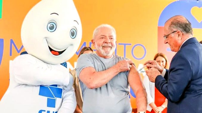 Presidente Lula toma a 5a dose da vacina contra a Covid-19